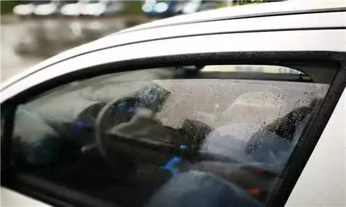 秋天车内起雾看不清路?别用手擦,教你几招,玻璃马上就变清晰了 秋天车内起雾看不清路?别用手擦,教你几招,玻璃马上就变清晰了