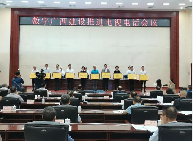 热烈祝贺金奔腾科技被评为数字广西建设优秀成果企业代表, 荣获“成长型大数据企业”奖! 热烈祝贺金奔腾科技被评为数字广西建设优秀成果企业代表, 荣获“成长型大数据企业”奖!