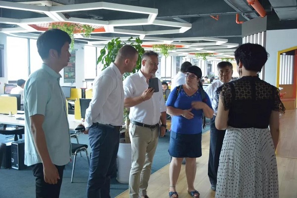 匈牙利经济官员一行到钜轩(中国)总部参观考察 匈牙利经济官员一行到钜轩(中国)总部参观考察