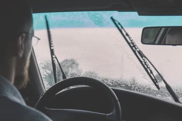 下班遇大雨,雨停再走?我要开车冲进雨里! 下班遇大雨,雨停再走?我要开车冲进雨里!