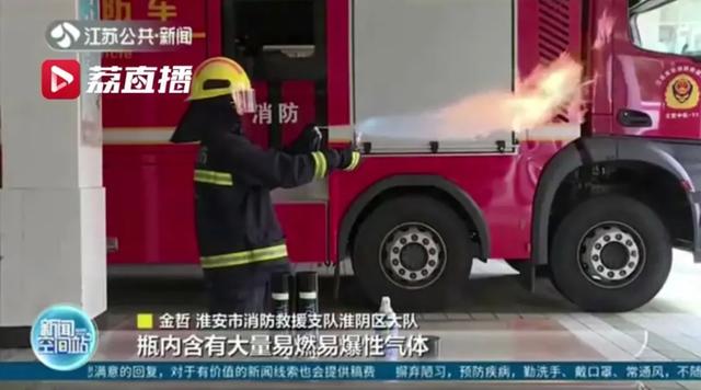 男子用“妙招”给车内降温,随后一个小动作,车内瞬间爆燃! 男子用“妙招”给车内降温,随后一个小动作,车内瞬间爆燃!