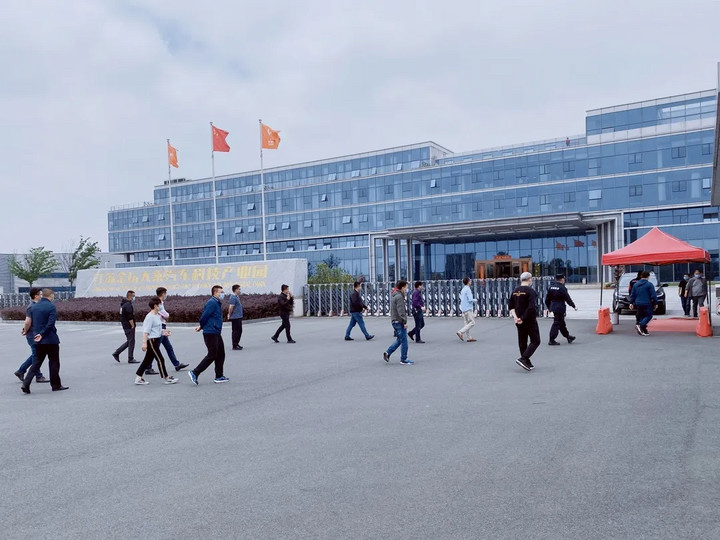 大乘汽车濒临破产?经销商门前喊冤“还我血汗钱” 大乘汽车濒临破产?经销商门前喊冤“还我血汗钱”