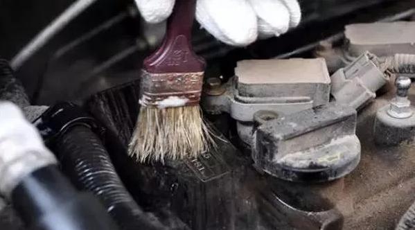 发动机舱清洗只需3步,比想象的要简单 发动机舱清洗只需3步,比想象的要简单