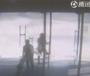 刷屏!被玻璃门割伤手的“小张”引来百万网友帮忙“维权”! 刷屏!被玻璃门割伤手的“小张”引来百万网友帮忙“维权”!