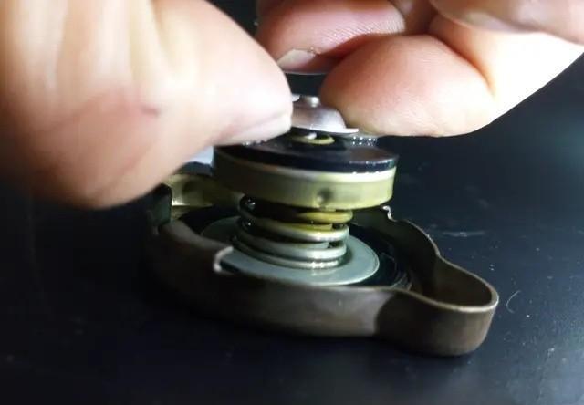 汽车水箱结构不同,加冷却液有讲究?老司机亲自示范给你看 汽车水箱结构不同,加冷却液有讲究?老司机亲自示范给你看