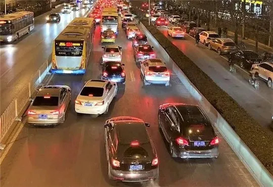 上半年车市滑坡约24%,近半车企走在悬崖边上 上半年车市滑坡约24%,近半车企走在悬崖边上