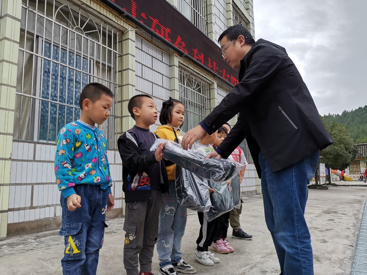 研色科技2020公益行,为贫困山区学校捐赠新书包1000套! 研色科技2020公益行,为贫困山区学校捐赠新书包1000套!