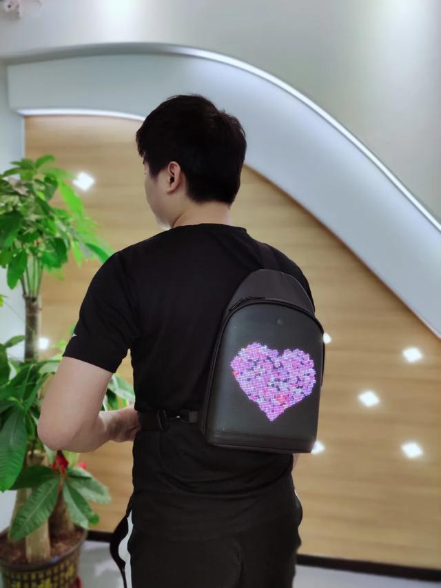 秋天的第一款LED挎包,你Get了吗? 秋天的第一款LED挎包,你Get了吗?