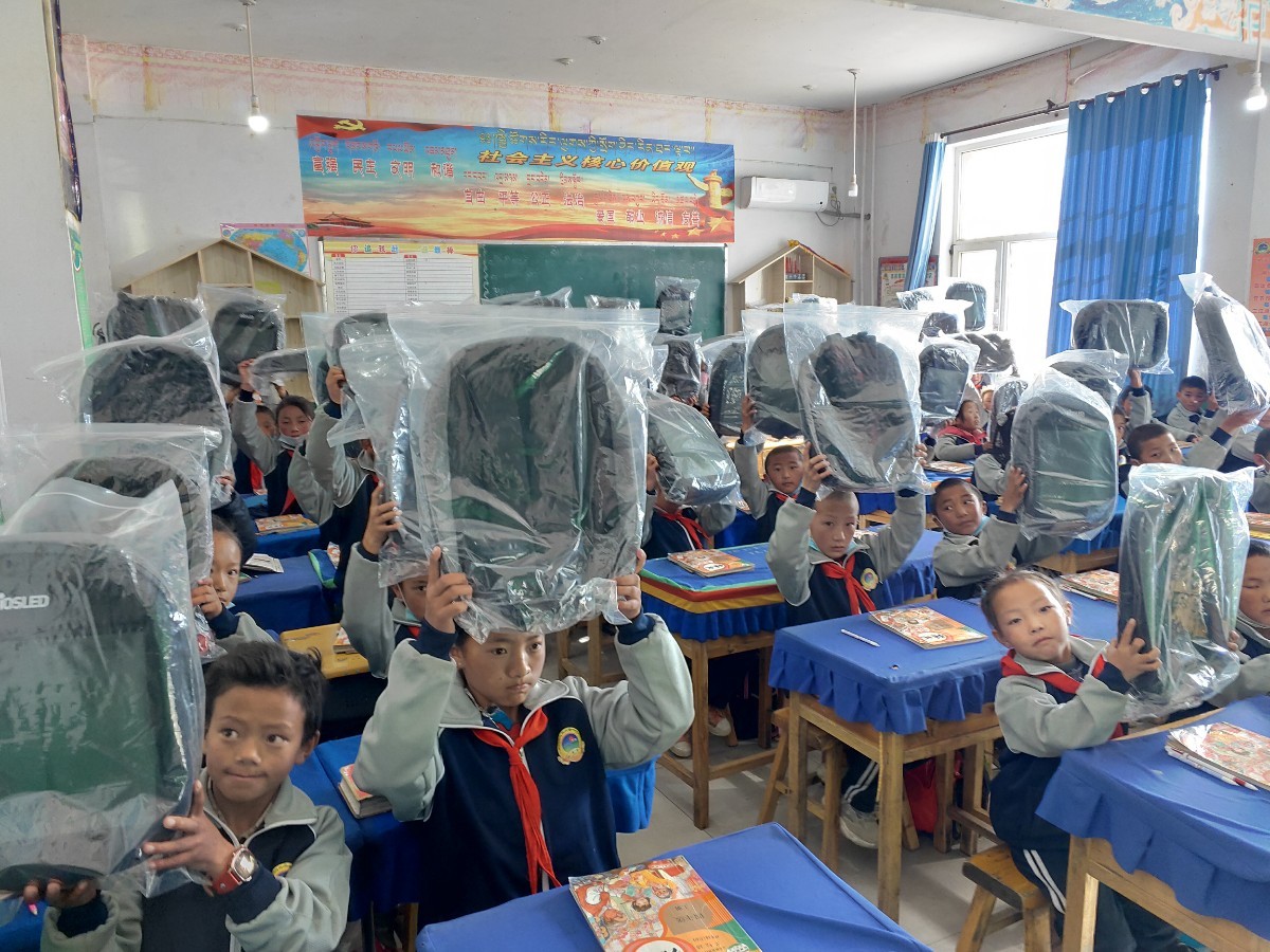 研色科技2020公益行,为贫困山区学校捐赠新书包1000套! 研色科技2020公益行,为贫困山区学校捐赠新书包1000套!