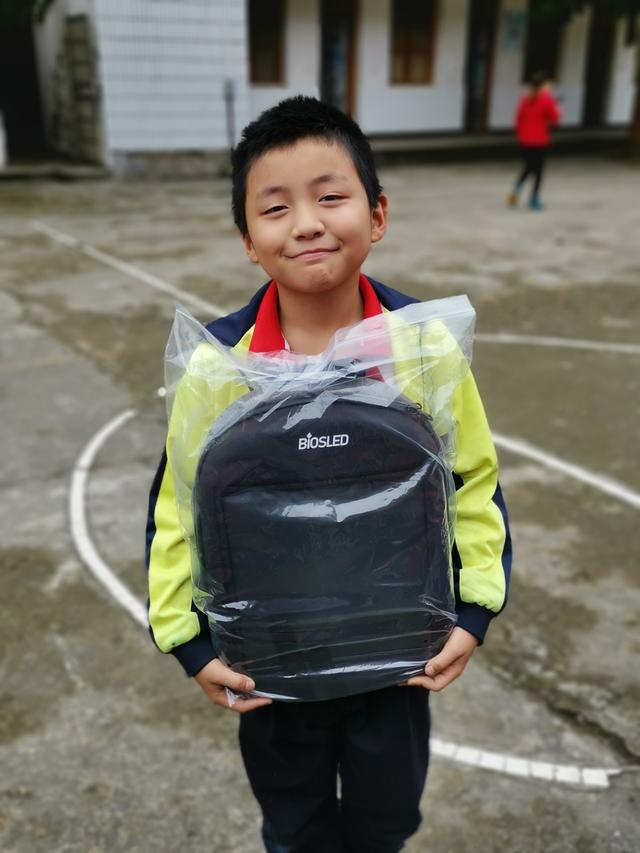 研色科技2020公益行,为贫困山区学校捐赠新书包1000套! 研色科技2020公益行,为贫困山区学校捐赠新书包1000套!