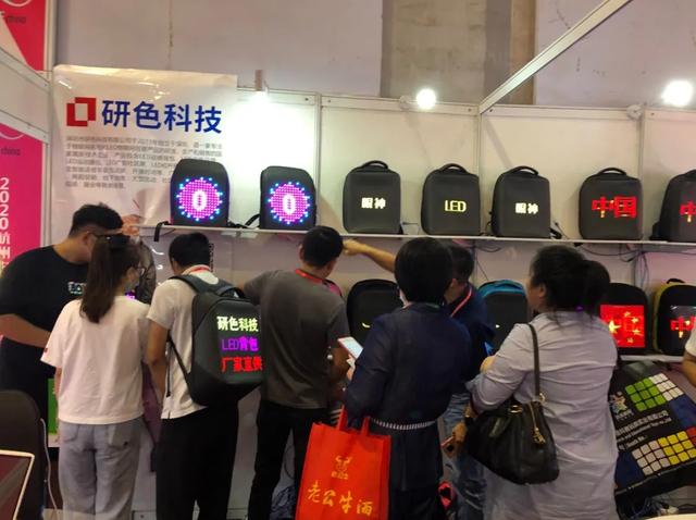 研色科技全新解锁10月深圳礼品展,香车、美女带你体验LED创意产品! 研色科技全新解锁10月深圳礼品展,香车、美女带你体验LED创意产品!