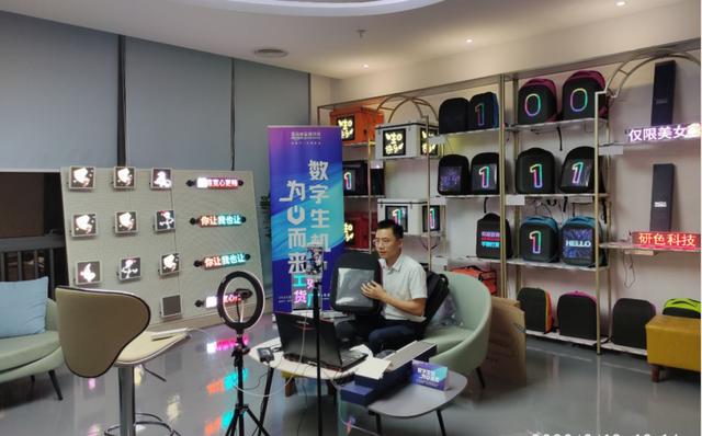 研色科技全新解锁10月深圳礼品展,香车、美女带你体验LED创意产品! 研色科技全新解锁10月深圳礼品展,香车、美女带你体验LED创意产品!