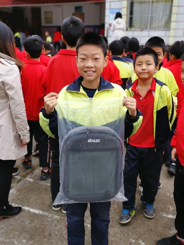 研色科技2020公益行,为贫困山区学校捐赠新书包1000套! 研色科技2020公益行,为贫困山区学校捐赠新书包1000套!