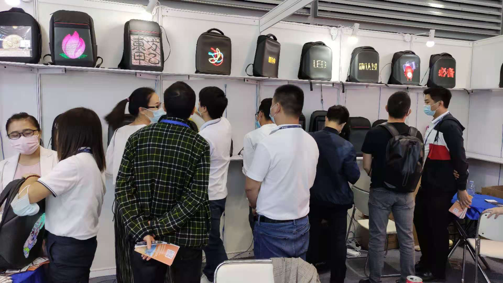 高交会现场盛况直击,研色科技诸多LED创意产品亮相! 高交会现场盛况直击,研色科技诸多LED创意产品亮相!