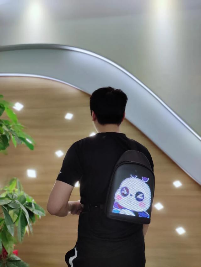 秋天的第一款LED挎包,你Get了吗? 秋天的第一款LED挎包,你Get了吗?