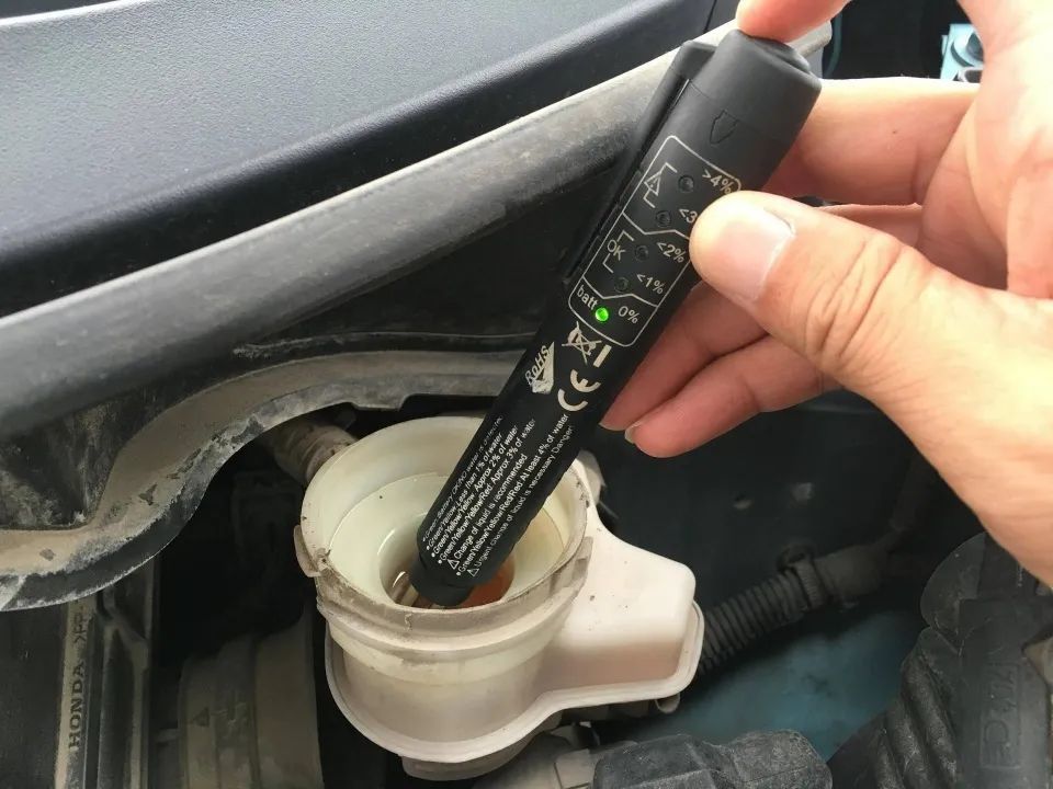 车子出现这三种情况,说明刹车油该换了 车子出现这三种情况,说明刹车油该换了