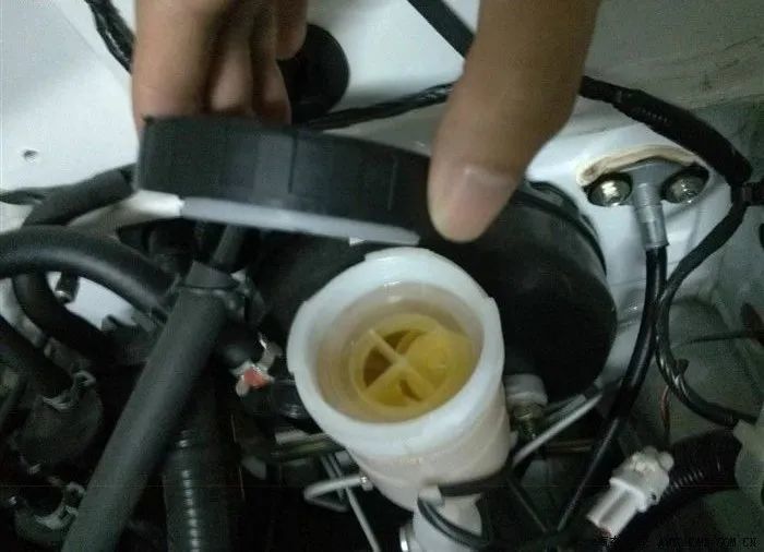 车子出现这三种情况,说明刹车油该换了 车子出现这三种情况,说明刹车油该换了