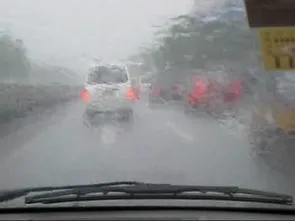 警惕!暴雨天行车的隐形杀手 警惕!暴雨天行车的隐形杀手