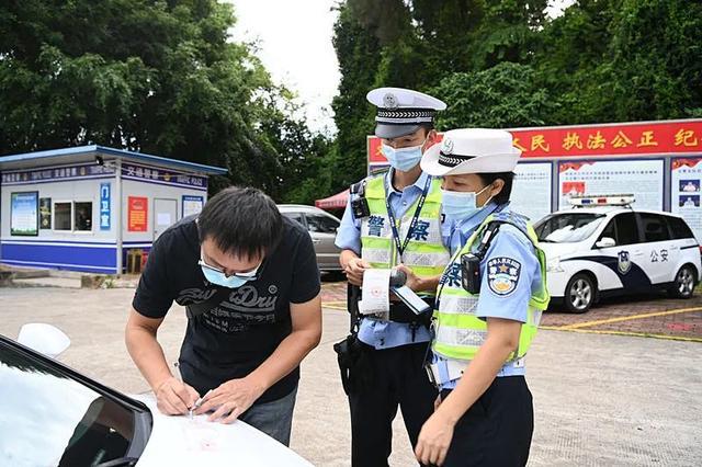 南宁交警一举查获7辆非法改装小汽车 南宁交警一举查获7辆非法改装小汽车