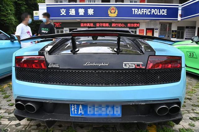 南宁交警一举查获7辆非法改装小汽车 南宁交警一举查获7辆非法改装小汽车