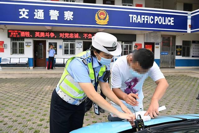 南宁交警一举查获7辆非法改装小汽车 南宁交警一举查获7辆非法改装小汽车