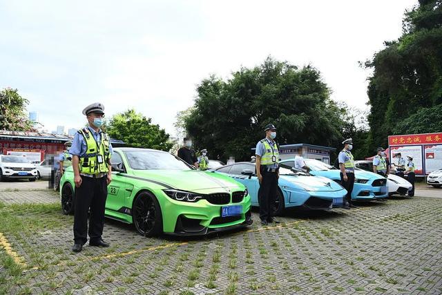 南宁交警一举查获7辆非法改装小汽车 南宁交警一举查获7辆非法改装小汽车