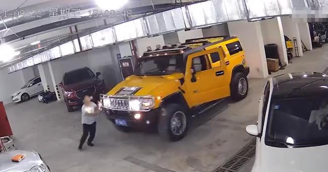 汽修厂3吨重悍马车突然溜车,修车师傅徒手阻挡遭挤压 汽修厂3吨重悍马车突然溜车,修车师傅徒手阻挡遭挤压
