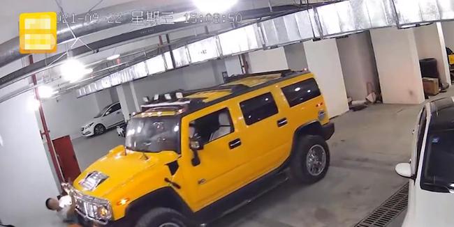 汽修厂3吨重悍马车突然溜车,修车师傅徒手阻挡遭挤压 汽修厂3吨重悍马车突然溜车,修车师傅徒手阻挡遭挤压