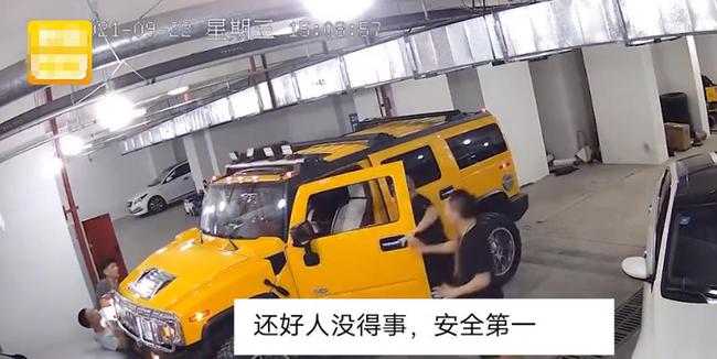 汽修厂3吨重悍马车突然溜车,修车师傅徒手阻挡遭挤压 汽修厂3吨重悍马车突然溜车,修车师傅徒手阻挡遭挤压