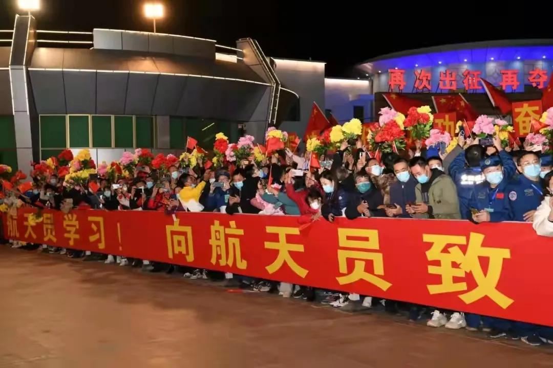 如此近距离观看火箭发射全过程,震撼不止感动! 如此近距离观看火箭发射全过程,震撼不止感动!