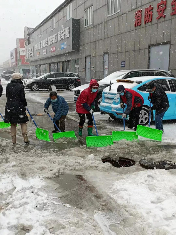 以雪为令!五方天雅开展扫雪除冰攻坚战 以雪为令!五方天雅开展扫雪除冰攻坚战