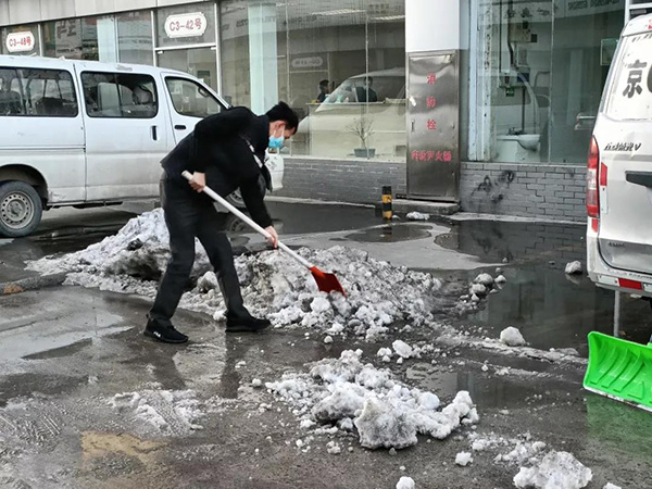 以雪为令!五方天雅开展扫雪除冰攻坚战 以雪为令!五方天雅开展扫雪除冰攻坚战