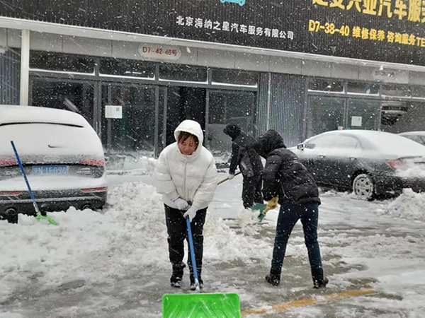 以雪为令!五方天雅开展扫雪除冰攻坚战 以雪为令!五方天雅开展扫雪除冰攻坚战