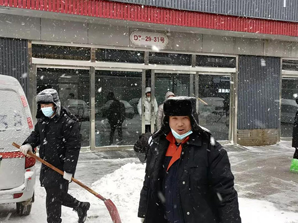 以雪为令!五方天雅开展扫雪除冰攻坚战 以雪为令!五方天雅开展扫雪除冰攻坚战