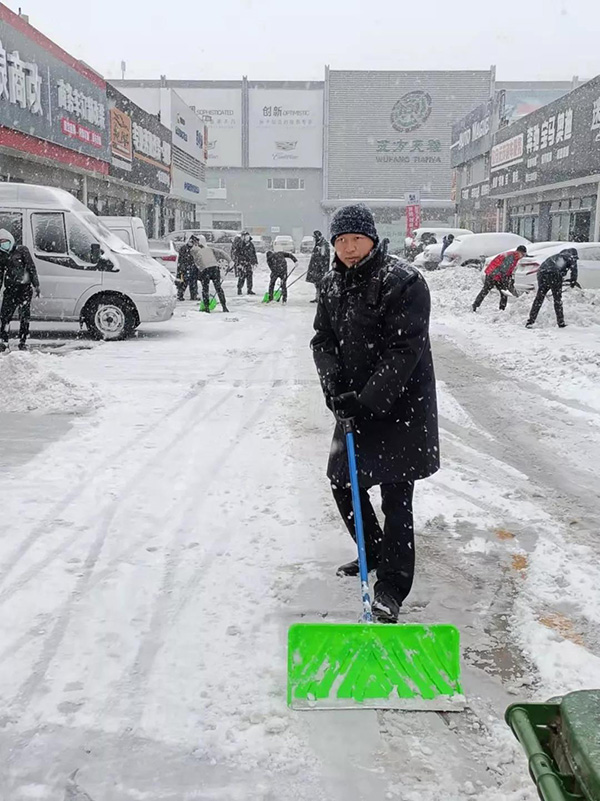 以雪为令!五方天雅开展扫雪除冰攻坚战 以雪为令!五方天雅开展扫雪除冰攻坚战