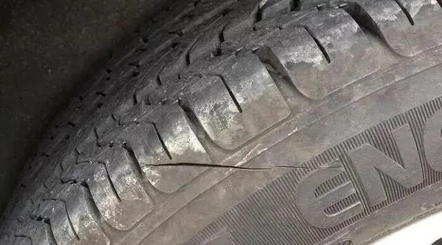 汽车轮胎6年了,磨损不厉害,但裂纹多,还能跑高速吗? 汽车轮胎6年了,磨损不厉害,但裂纹多,还能跑高速吗?