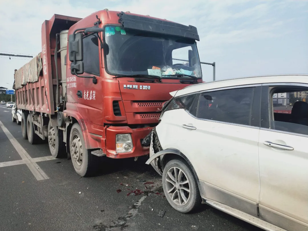 触目惊心！卡车爆胎死亡率竟高达90%