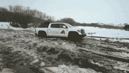在雪地上的前驱车比后驱车稳？这个说法不对
