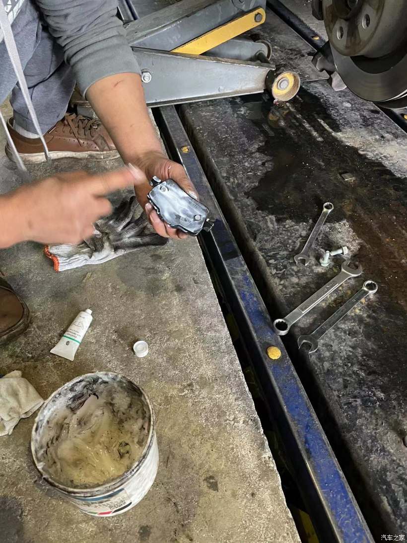 宝马新三系5万公里更换原厂配套GALFER后刹车片 宝马新三系5万公里更换原厂配套GALFER后刹车片