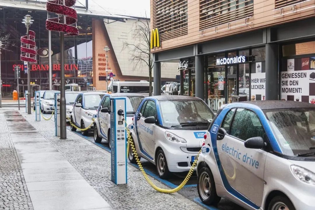 大众和奔驰宣布支持禁卖油车、混动车,留给燃油车的时间真不多了! 大众和奔驰宣布支持禁卖油车、混动车,留给燃油车的时间真不多了!