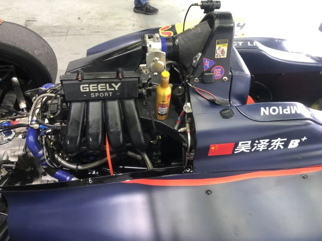 小伙子,你那什么车,赛一下呗 小伙子,你那什么车,赛一下呗
