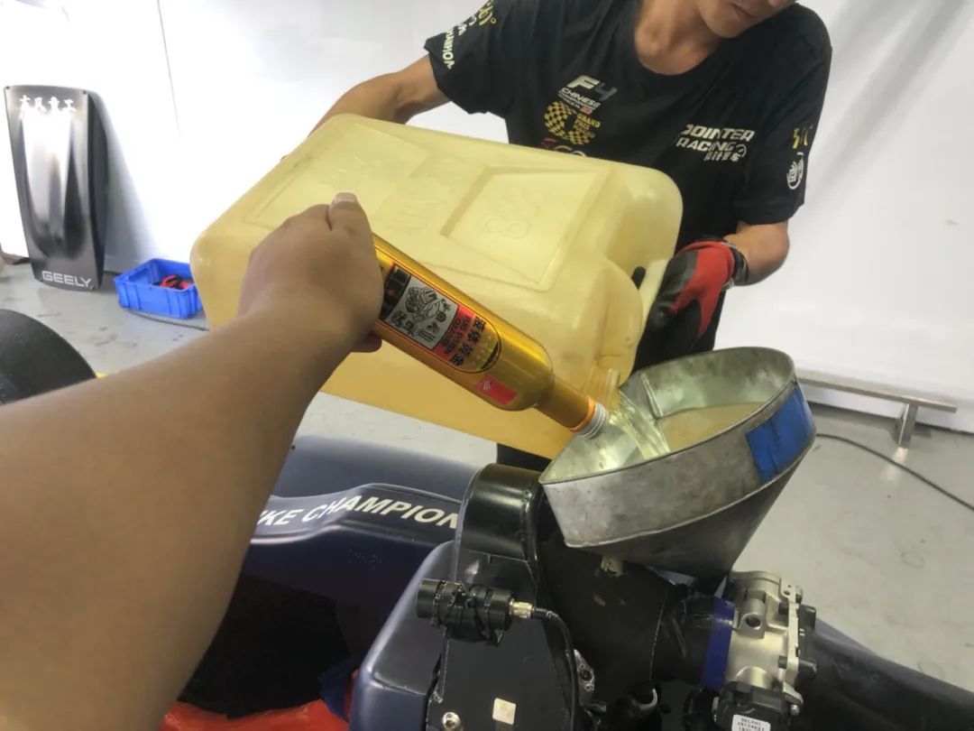小伙子,你那什么车,赛一下呗 小伙子,你那什么车,赛一下呗