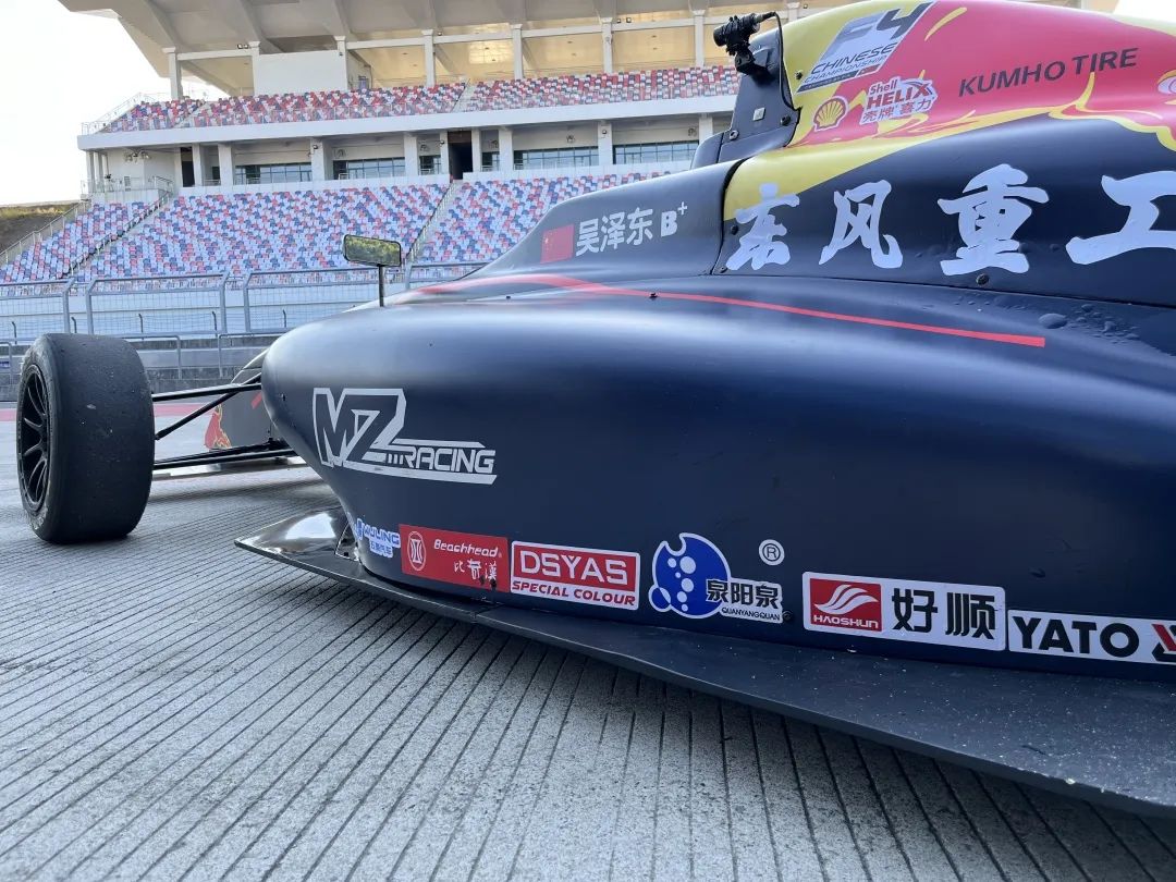 小伙子,你那什么车,赛一下呗 小伙子,你那什么车,赛一下呗