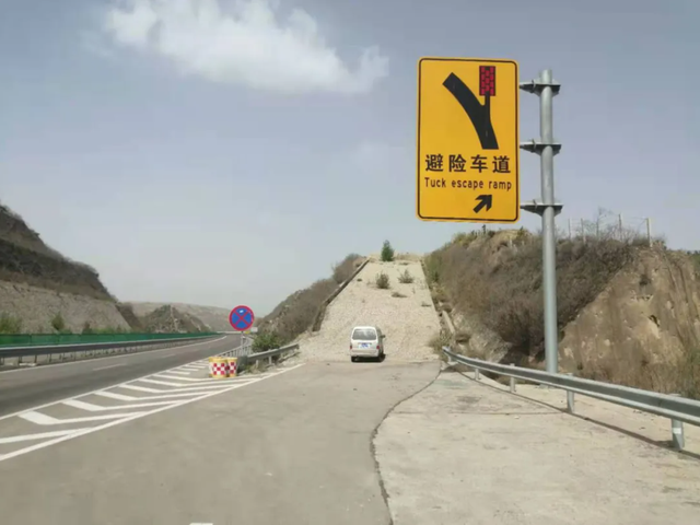 高速公路行驶突然刹车失灵,该如何自救? 高速公路行驶突然刹车失灵,该如何自救?