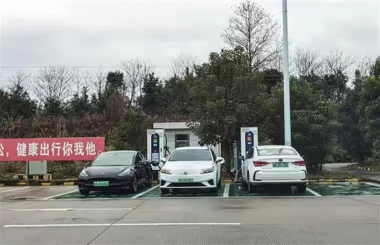 假期高速服务区“一桩难求”,道出了多少电车车主的无奈? 假期高速服务区“一桩难求”,道出了多少电车车主的无奈?