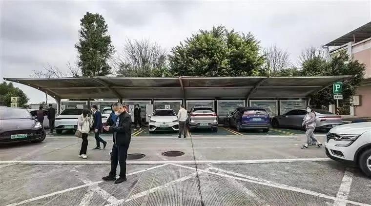 假期高速服务区“一桩难求”,道出了多少电车车主的无奈? 假期高速服务区“一桩难求”,道出了多少电车车主的无奈?