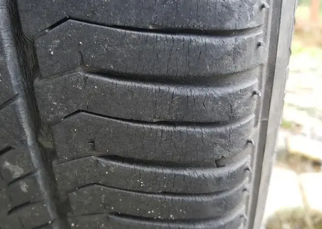 轮胎出现细微裂纹,还能安全跑高速吗? 轮胎出现细微裂纹,还能安全跑高速吗?