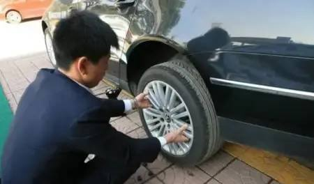 坏了一个轮胎是否要换一对? 坏了一个轮胎是否要换一对?
