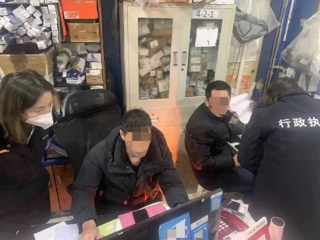 成都武侯公安捣毁一假冒汽车配件销售窝点 成都武侯公安捣毁一假冒汽车配件销售窝点