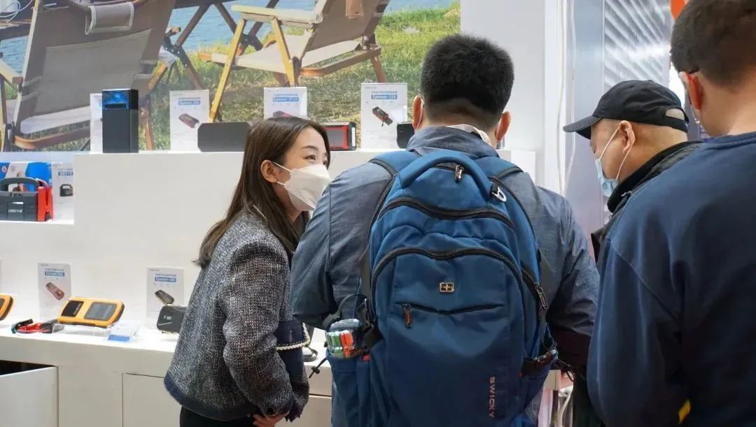 聚焦现场丨2023法兰克福汽配展,卡儿酷千份手册一日派空 聚焦现场丨2023法兰克福汽配展,卡儿酷千份手册一日派空